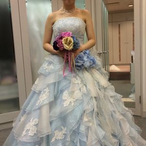 動くたびにキラキラ綺麗なドレスです