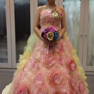 前と後ろで2度楽しめるドレスです