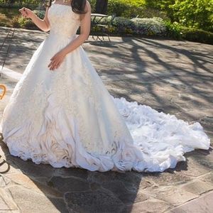 大きなバラの花と刺繍が施されたゴージャスなドレス