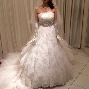 バックスタイルのロングレースがゴージャス