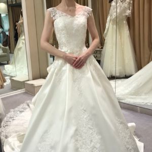 デコルテラインが美しく見えるデザイン