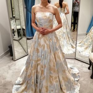 ゴールドとシルバーの組み合わせが絶妙なドレス