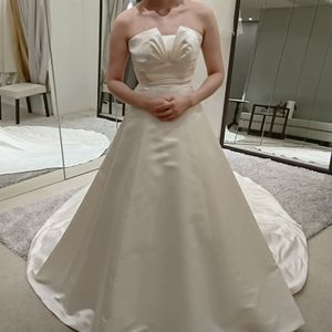 胸元にデザインのあるシンプルなドレス