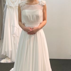 シンプルウェディングが可愛いらしいナチュラルドレス