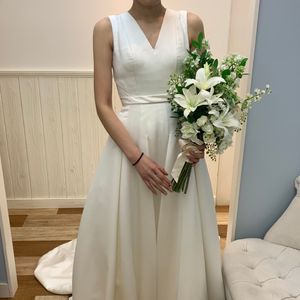 バックスタイルが綺麗なシンプルドレス