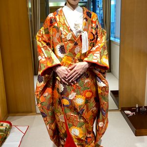 顔が明るく見えるゴージャスなオレンジの打ち掛け
