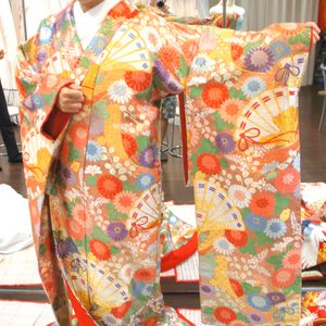 珍しい扇子柄がかわいい優しい色合いの色打掛