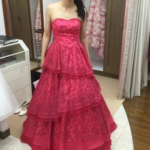 真紅の赤に惹きこまれる　シンプルラインのドレス