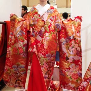 庭園に映える華やかな色打掛で、しっとり和装婚。