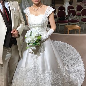 オフショルダーの豪華なドレス