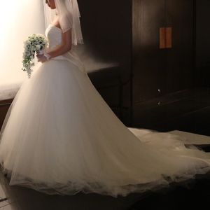 プリンセスラインの可愛すぎないドレスで即決。