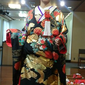 はっきりした派手な色目の打ち掛け