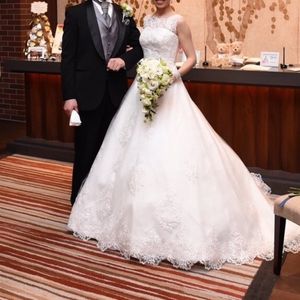 デコルテ＆ショルダーのレースデザインを求めて。