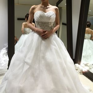 胸元にポイントが置かれたドレス