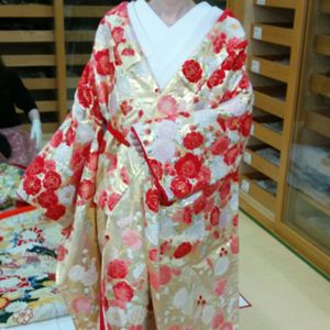 赤い花柄が目をひく色打掛