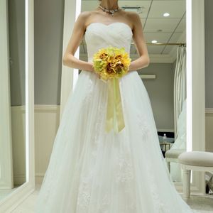 シンプルなレースデザインでリゾート婚にぴったり。