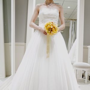 シンプルなデザインと裾のレースが可愛いデザイン。