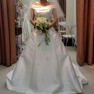 鎖骨が美しく見えるドレス