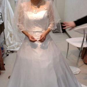 優しい印象の袖付きドレス