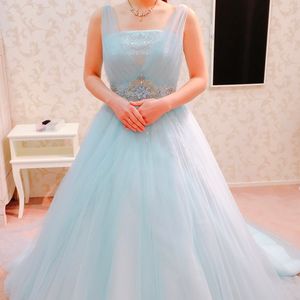 シンプル可愛い淡いブルーのドレス