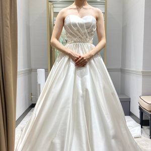 シンプルでかわいいサテンドレス