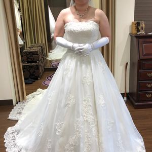 後ろ姿がきれいなウェディングドレス