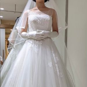 透明感のある清楚なドレス