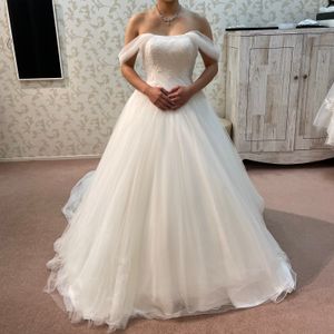 チュール素材のドレス。
オフショルの部分が可愛い！