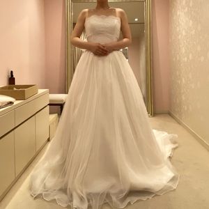 胸元が気にならない可愛いドレス。