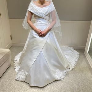 オフショルダーのデザインがオシャレなドレス