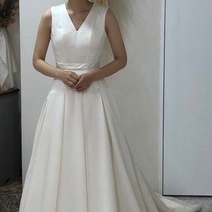 スタイルアップが叶うノースリーブドレス