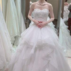 ふわっと広がる可愛らしいウェディングドレス