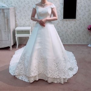 レースたっぷりの可愛いAライン
