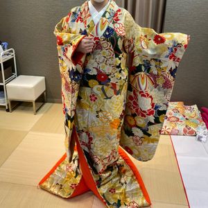 刺繍たっぷりでゴールド系の色打ち掛け