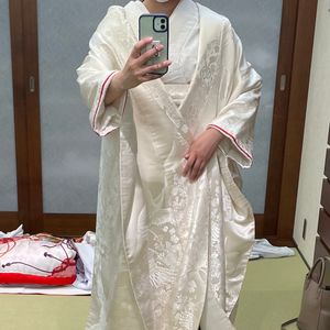 細く赤いラインが大人っぽい白無垢