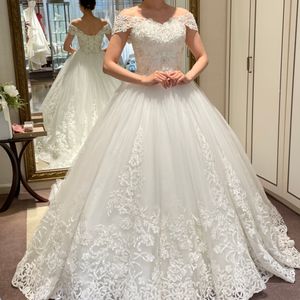 バックコンシャスなトレーンのドレス