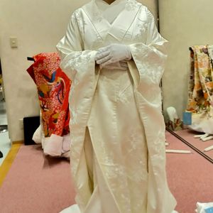 艶感のある生地での鶴や花の白無垢