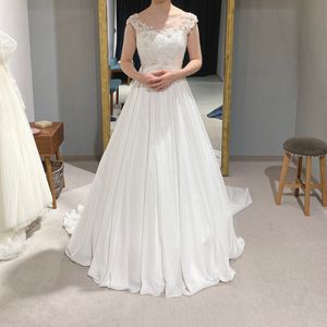 胸元ビーズが可愛らしいです
