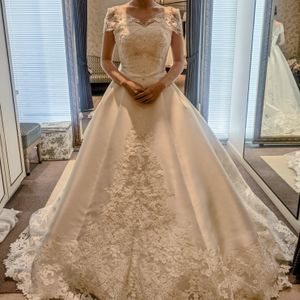 クラシカルでロングトレーンが美しい、袖付きにもできる優れもの