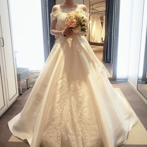 胸元のビジューが華やかで、後ろ姿も美しいレースのトレーン