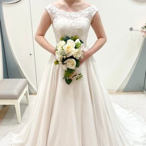 繊細なレースのシンプルドレス