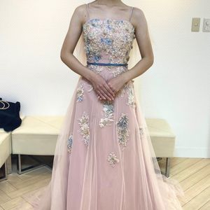 女神のようなスレンダードレス