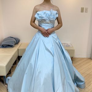 シンプルなライトブルーのドレス