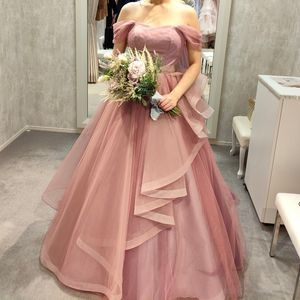 シンプルながらも華やかでおしゃれなドレス