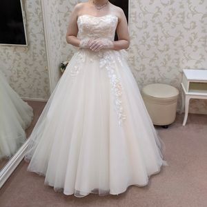 ボタニカルウエディングドレスです。