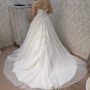 後ろお花、華やかウェディングドレスです。