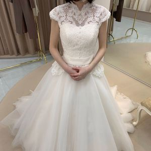 レースが可愛らしいプリンセスラインのウェディングドレス。