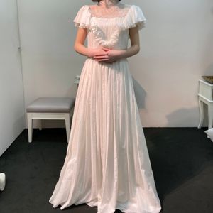 ナチュラルな可愛さがたまらないウェディングドレス