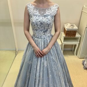グリッターがあしらわれた上品ドレス