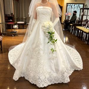 Aラインが綺麗でスタイルがよく見えるドレス
